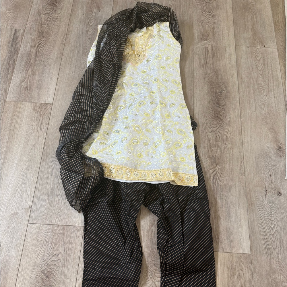 Salwar Kameez Black and Gold 3 piece size 40